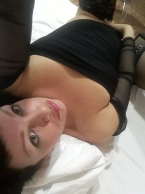 Девушка легкого поведения  Настя Адлер с аппетитными формами